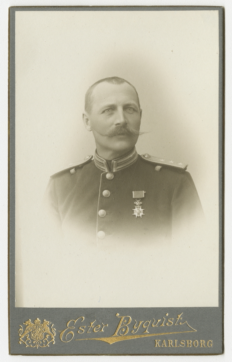 Porträtt av August Erik Edward Hagéus, kapten vid Kalmar regemente I 21.
