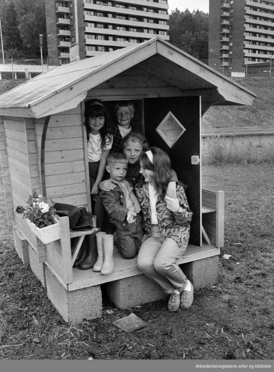 Bekkasin borettslag/ Bogerud. Lekestue for de minste ved Bogerud T-bane. Mette Østmo, Tove Skymoen, Alf Einar Haugen, Karin Brattlien og Marit Remme. Juli 1968