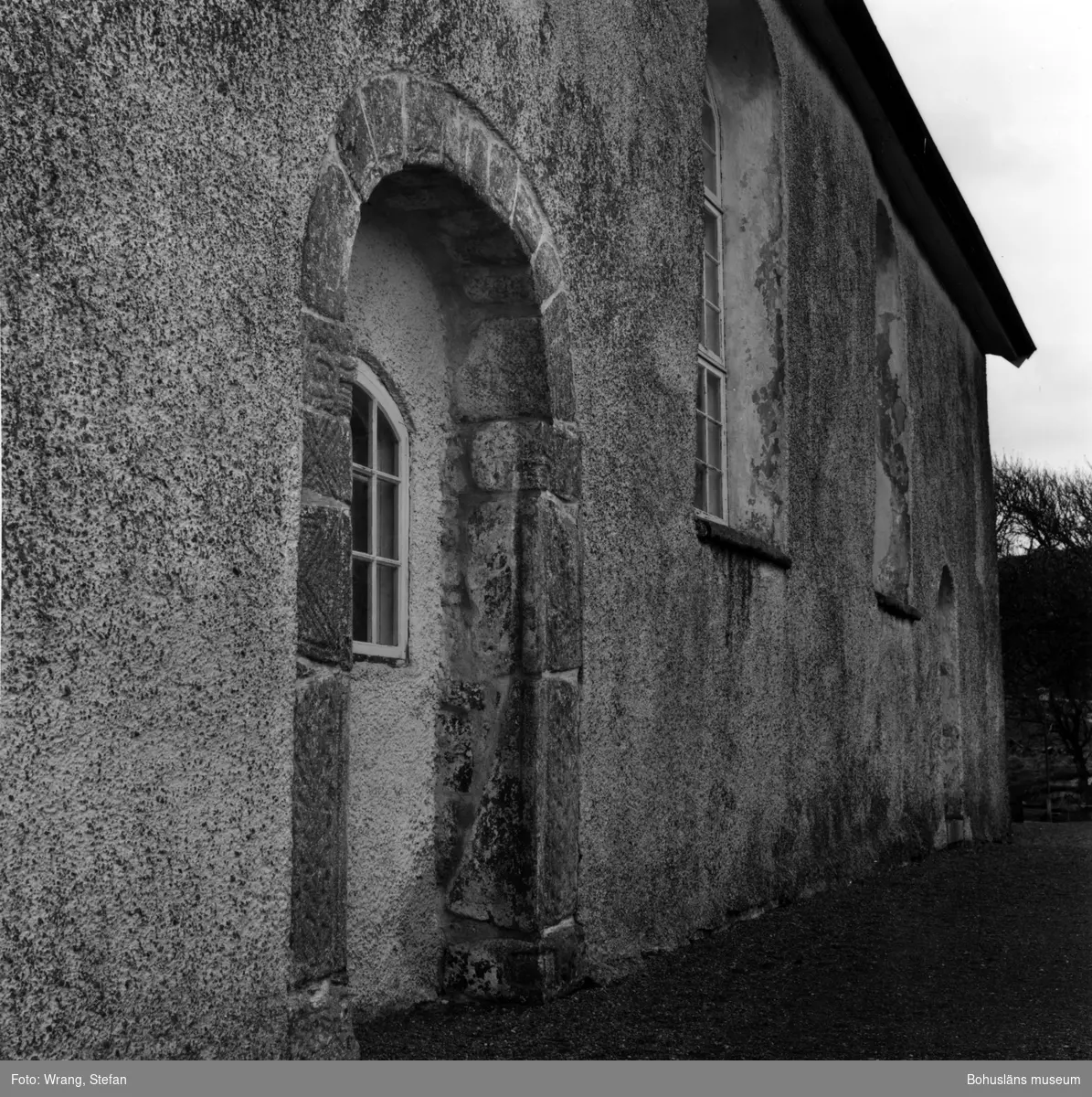 Text till bilden:"Bottna kyrka. Södra långväggen med medeltida portal".