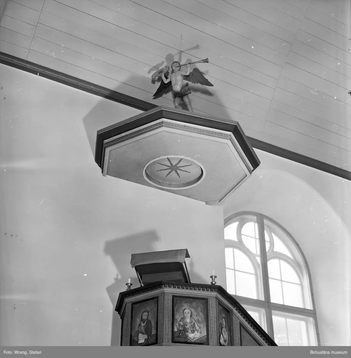 Text till bilden: "Tjärnö kyrka. Predikstolen. Tillverkad på 1600-talet".