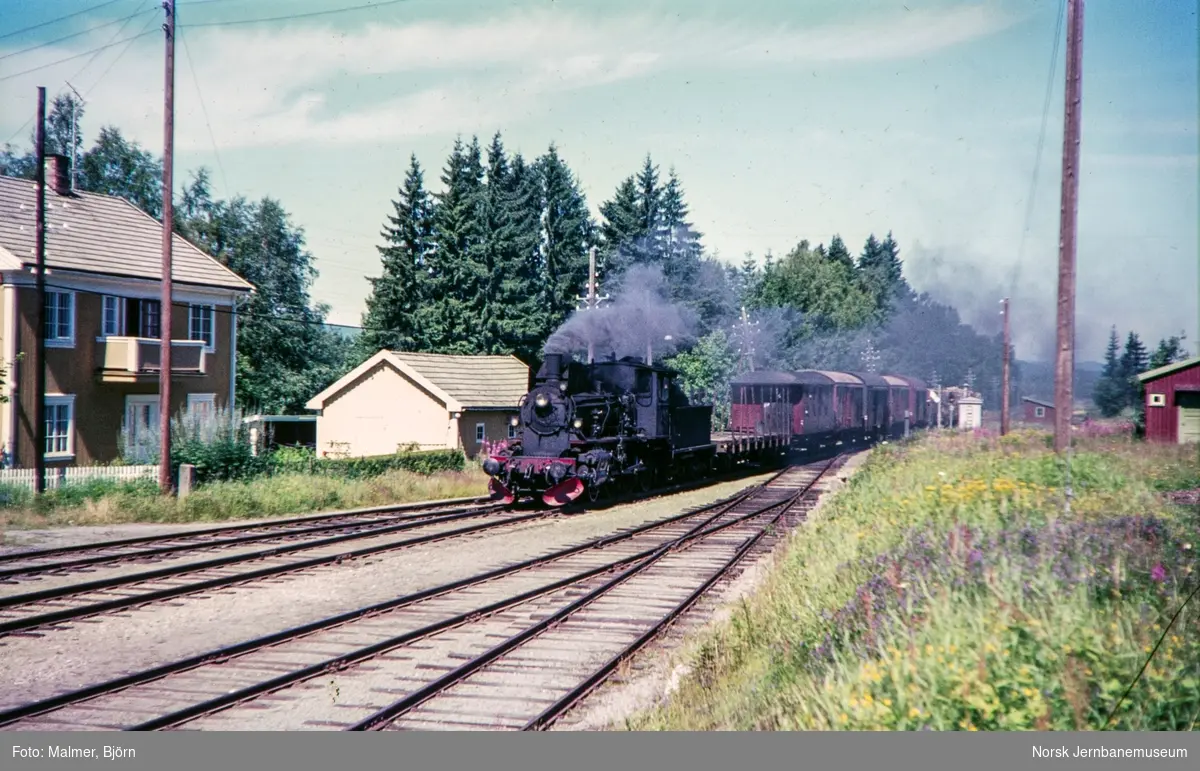 Godstog 5082 fra Elverum til Kongsvinger ankommer Arneberg stasjon. Toget trekkes av damplokomotiv type 27a nr. 234.