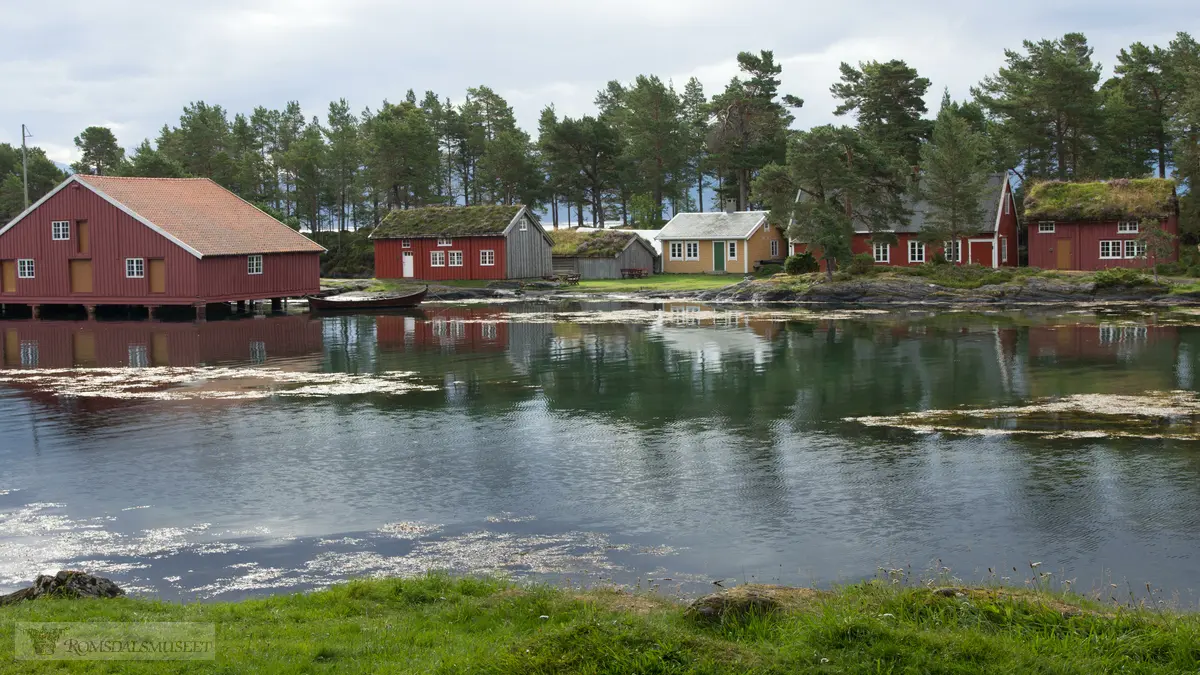 Museumsområdet på Hjertøya sett fra Hjertøyplassen.