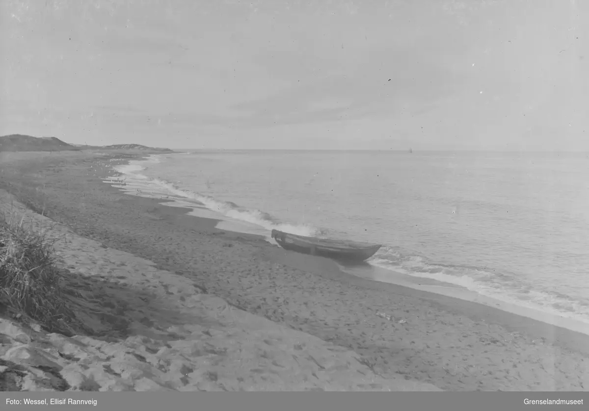 Fra stranden i Grense Jakobselv utenfor elvemunningen, 1905.