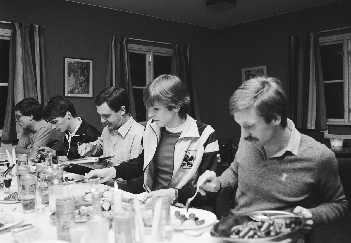 Middag i Örnbo -- villan på höjden i lägret.

Från vänster; Mikael Hallberg, Olle Sollenberg, Göran Ohlsson, Jan Hultberg och Bengt-Erik Larsson.