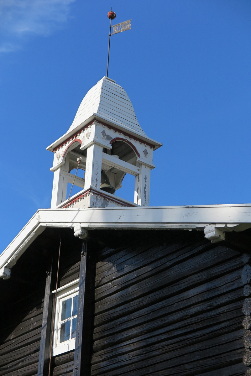 Klokketårnet på Opsahl lille har sveitserdetaljer og bueformet telttak. Tårnet er i dag i middels stand. Det står på et stabbur, som ifølge Norske gardsbruk: Hedmark fylke II (1943, s. 1573) er bygget år 1900.