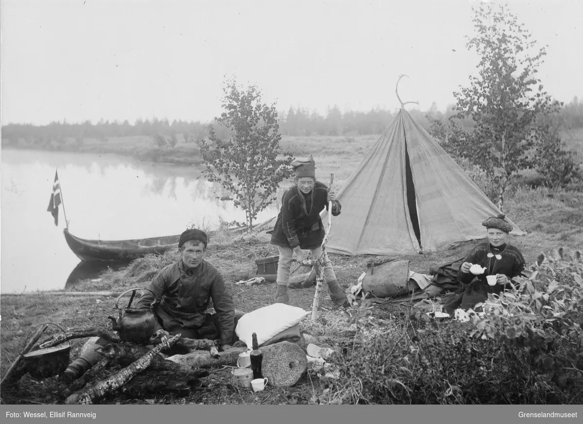 Rast for natten ved Hestefoss, Pasvik 10/4-1896. Frk. Anette Lilleng sitter til høyre. Ole Johnsen Must står midt i bildet og Oskar Beddari sitter ved bålet.