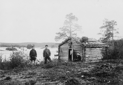 Ved Männikäkoia/Skogfosskoia 1896. Frk. Lilleng sitter ved d