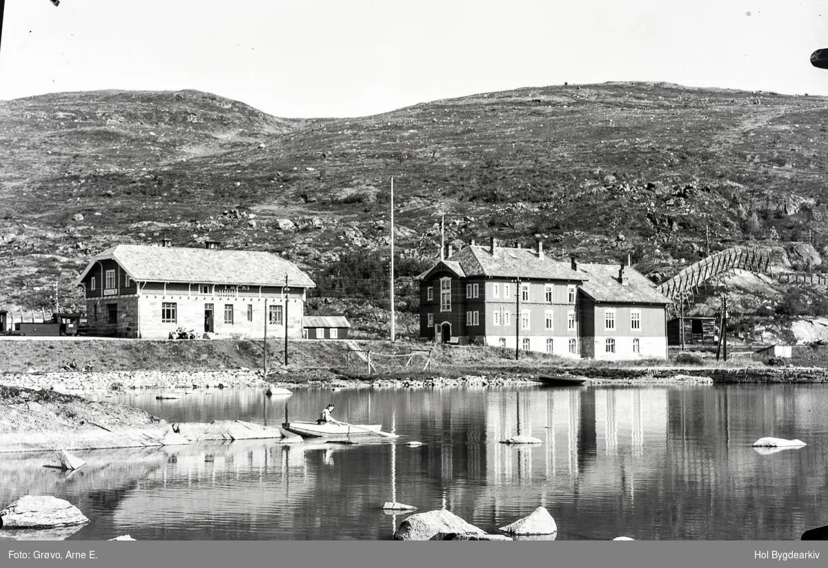 Jernbanestasjon, Hotell,Haugastøl,Bergensbanen,robåt,vindskjerm. Haugastøl hotell brant ned til grunnen i 1941.