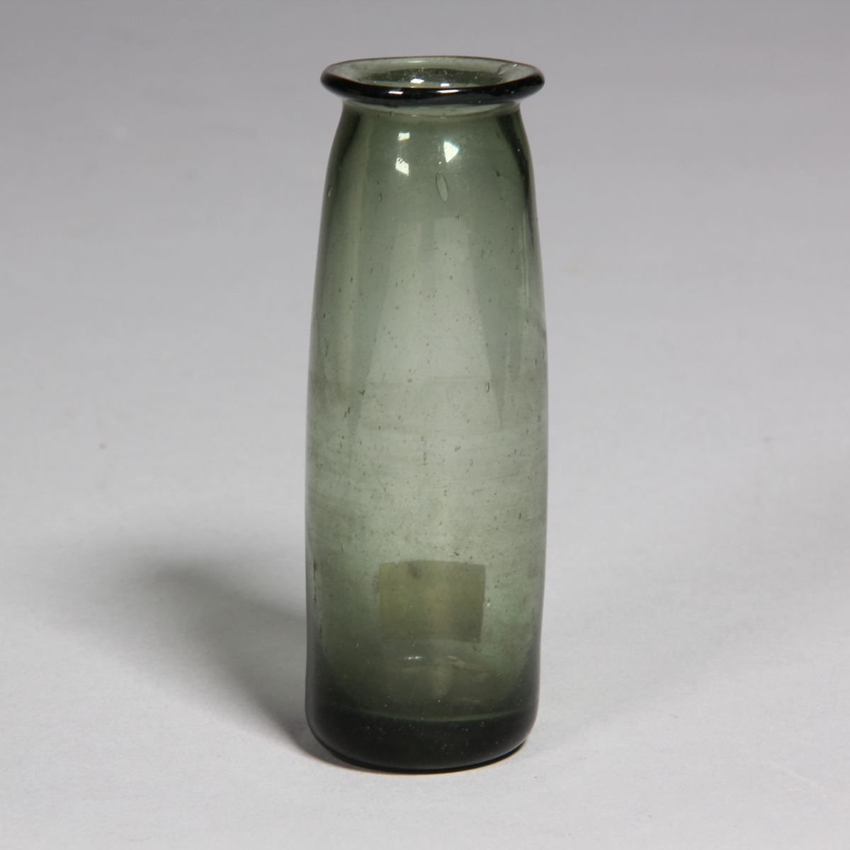 Burk av grönt glas, cylindrisk med utvikt mynning.