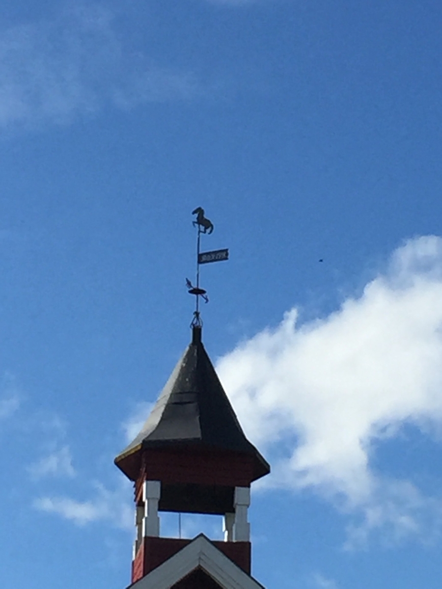 Klokketårnet på Røhne østre har hjelmtak. Det står på låven, og er i middels til god stand. Både klokketårnet og låven er bygget i 1946. Byggeåret er markert på værhanen (formet som en hest), sammen med initialene «P.C.R.», som står for Per Christian Røhne.