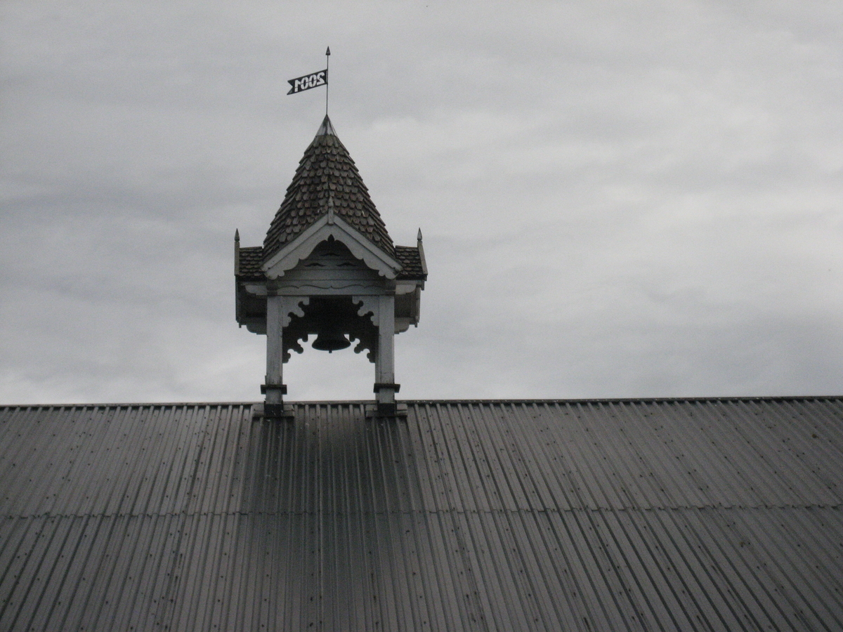 Klokketårnet på Dæhlin (Dælin) østre har kryssformet saltak med kjegleformet midtparti. Tårnet er i sveitserstil. Det er i god stand, og er plassert på en driftsbygning.