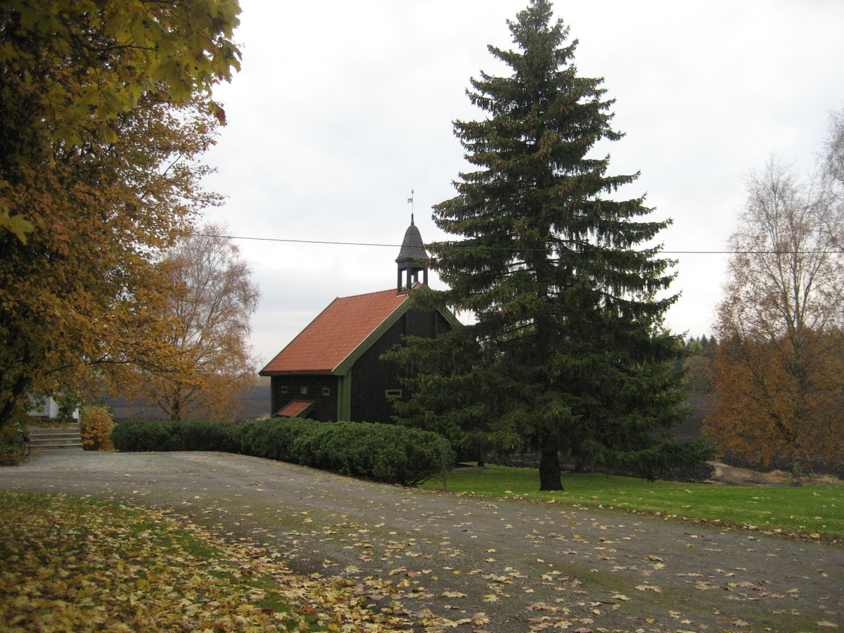 Klokketårnet på Næsten (Nesten) gård har buet telttak. Tårnet er plassert på stabburet. På værhanen står «CLN 1836». Initialene står trolig for Christoffer Lauritsen Nesten.