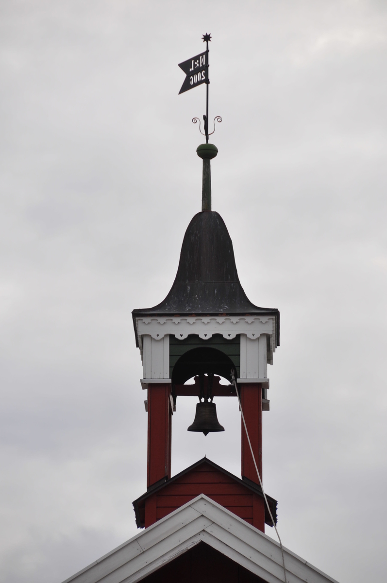 Klokketårnet på Deglum lille er plassert sentralt i tunet på den ene fløyen på låven, og er derfor godt synlig. Det opprinnelige tårnet kan dateres til 1889 og ble totalrestaurert i 2006. Tårnet er i god stand og preges i stor grad av det karakteristiske taket i kobber. Takets form er et telttak med svung, og er en god representant for området.
Tårnet er høyreist med tre farger. Selve konstruksjonen er rød, mens ornamentering og dekor er fargesatt med grønn og hvit. Stilen på klokketårnet er en type overgangsstil fra empire til sveitserstil.