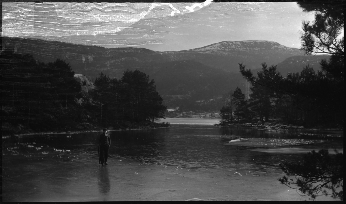 Lindtner og Otto Olsen ved et islagt vann, antageligvis Vommavatnet vest for Ims og Høle i Sandnes. På bilde nr. 1 er Otto Olsen til venstre og Lindtner til høyre.