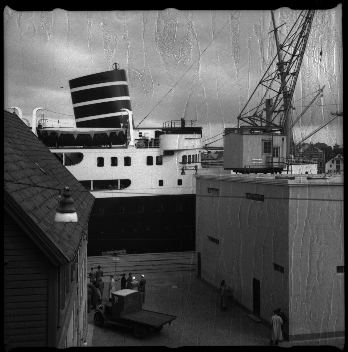 Passasjerskipet M/S "Vega" (bilde 1 og 2) ved havn på Sølyst utenfor Stavanger. En utmagret ku beiter med St. Johanneskirken i bakgrunnen på bilde 3. De Døves Hus på Storhaug er på bilde nr. 4. DSDs sjøbuss "Ekspress" kjører forbi et nes på bilde nr. 6.
