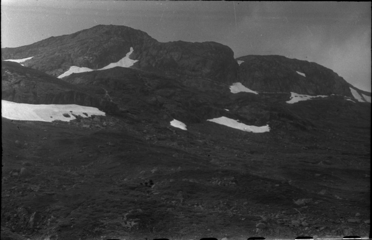 Bilder av to menn på fjelltur mellom Haukeliseter og Bråtveit i Suldal. Snøen er i ferd med å smelte i fjellet.