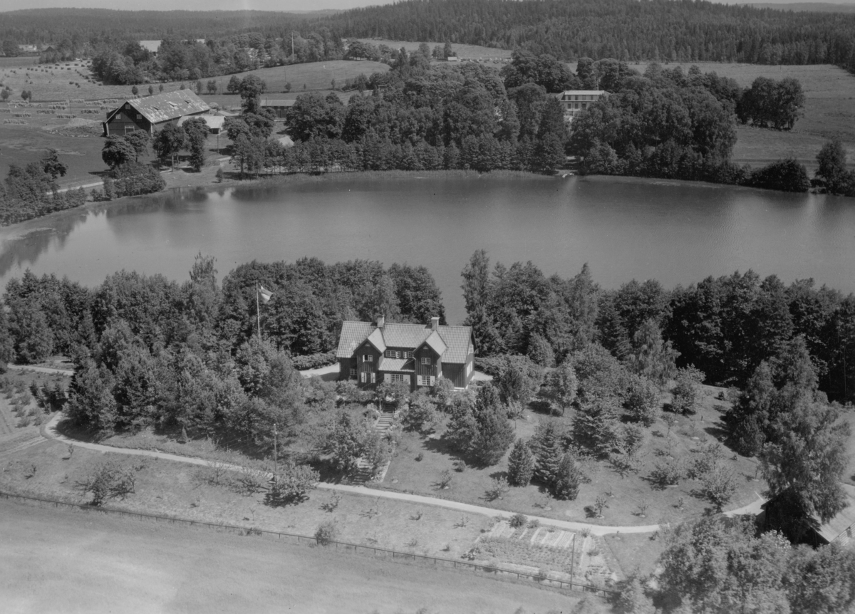 Flygfoto över Villa Rönnbacka vid Barnarpasjön i Barnarp, Jönköpings kommun.Nr H 1919.