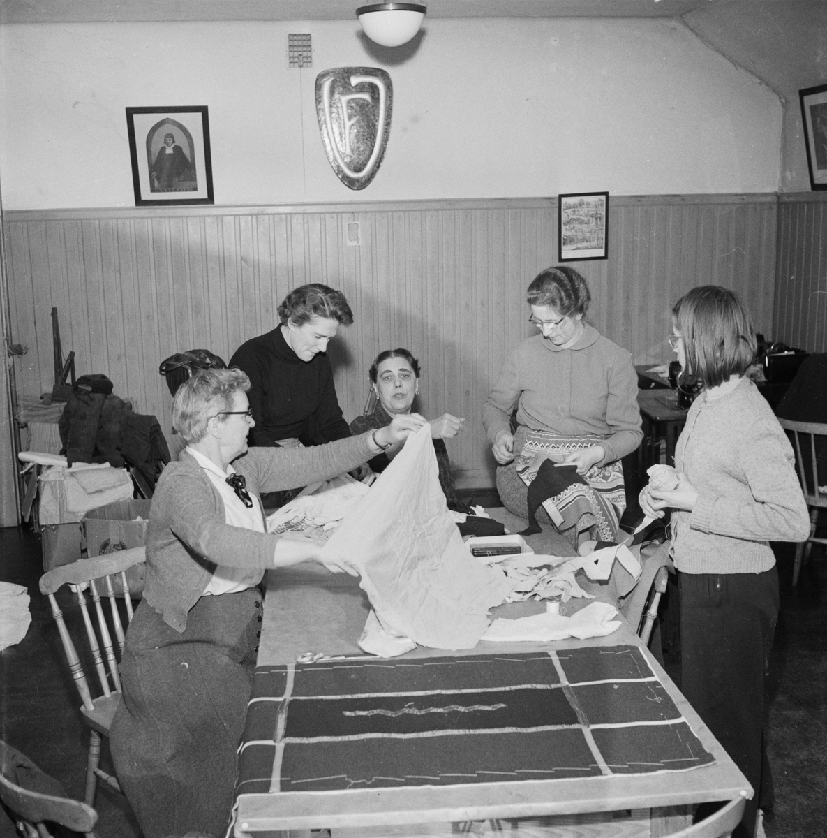 Vindhems syförening klipper mattrasor, Uppsala 1955