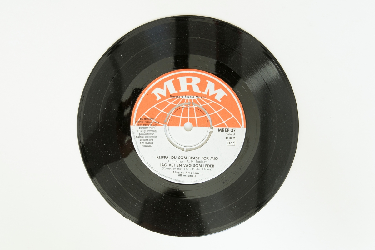 EP-skiva av svart vinyl med röd och vit etikett med tryckt text, i omslag av vikt papper. På omslagets framsida finns ett svart-vitt fotografi av Arne Imsen mot en blå, grön och gul bakgrund. Omslagets baksida har tryckt text med bland annat sånglistan, och ett svart-vitt foto av Per-Arne Imsen med gitarr.

JM 55914:1, EP-skiva, MRM, Maranata Record Mission, MREP-37

Sida A:
1. Klippa, du som brast för mig (T. Hastings - A. M. Toplady)
2. Jag vet en väg som leder (Komp. okänd. Text: Hildur Elmers)
Sång av Arne Imsen till ensemble

Sida B:
1. I evig kärlek (Otto Witt - Charlotte G. Holmer)
2. Sista resan (Okänd sångförfattare)
Sång av Arne Imsen till ensemble

Text på pappersetiketten:
"ALLA RÄTTIGHETER FÖRBEHÅLLES PRODUCENTEN RESP. ÄGAREN TILL DET INSPELADE VERKET OFFENTLIGT UPPFÖRANDE, RADIOUTSÄNDNING OCH KOPIERING AV DENNA SKIVA UTAN TILLSTÅND FÖRBJUDES"

JM 55914:2, Omslag