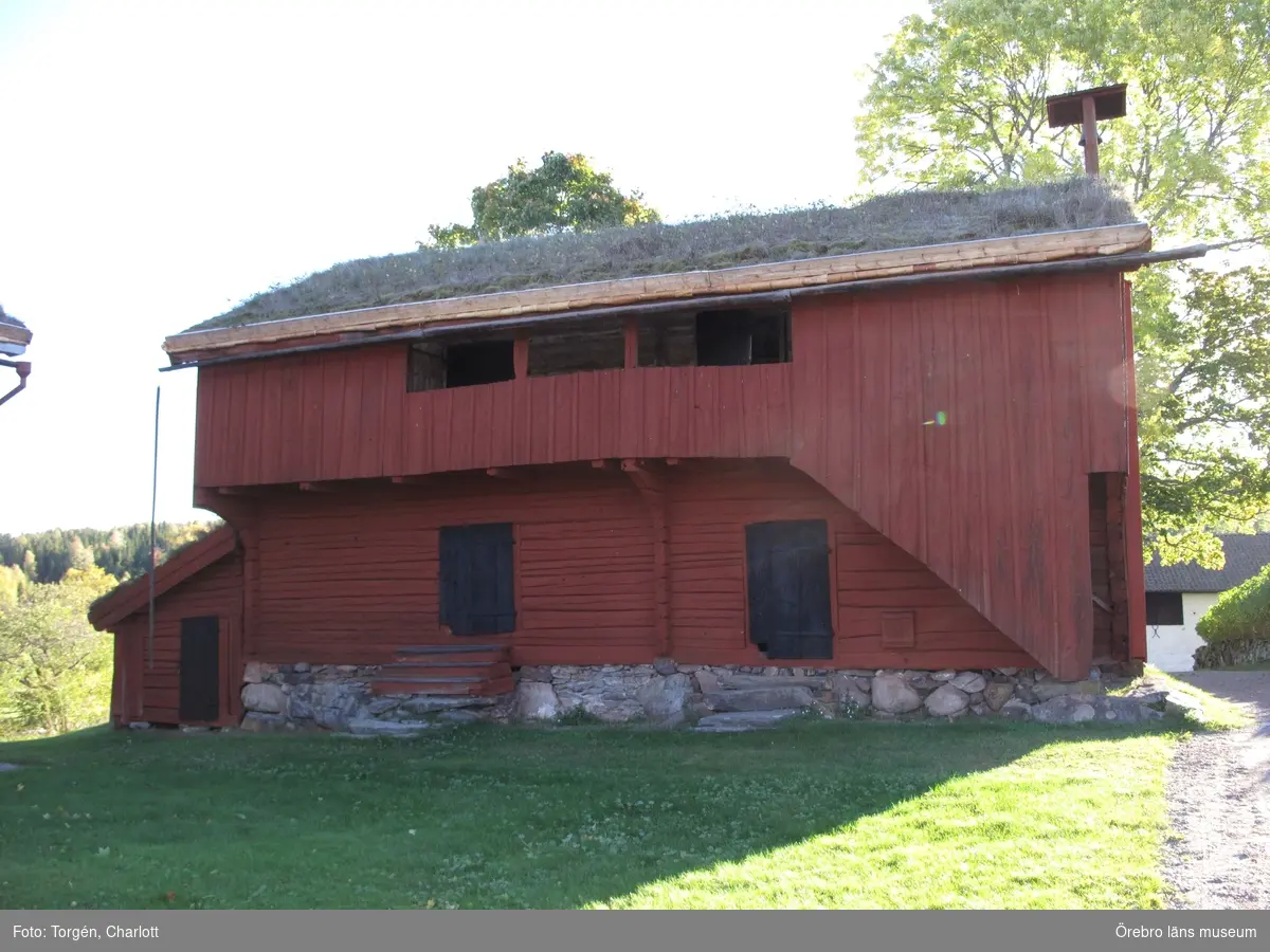Siggebohyttans bergsmansgård, takarbeten på mangårdsbyggnaden och loftboden.

1-2: Loftboden före åtgärder. Mullåsen och delar av takfoten är rötskadade.
3-4: Mangårdsbyggnaden före åtgärder. Mullåsen och delar av takfoten är rötskadade.
5: Nya mullåsar.
6-8: Torven bakom mullåsen har tagits bort. Under torven ligger sinuskorrugerad plåt. Längst ner på takfallet en fotplåt och mot vindskivan ytterligare en plåt. Under torven syns också grus.
9-10: Takfoten täcktes med ny plåt och näver.
11: Loftbodens östra sida. Arbetet på taket är färdigt.
12-17: Arbetet på mangårdsbyggnaden är färdigt.
18-19: Takfoten på loftboden var delvis kraftigt rötskadad. Här har rötskadade delar plockats bort.
20: En av de befintliga krokarna som mullåsen ligger på.
21-22: Takfoten på loftboden var delvis kraftigt rötskadad. Här har rötskadade delar plockats bort.
23-28: Loftboden och mangårdsbyggnaden efter åtgärder.

Objekt: Mangårdsbyggnaden och loftboden vid Siggebohyttans bergsmansgård
Ort: Siggebohyttan
Gata/kvarter/fastighet: Siggebohyttan 2:2
Stad: 
Socken: Linde socken
Kommun: Lindesbergs kommun
Län: T
År: 2016

Foto:	1-28: Charlott Torgén, Örebro läns museum