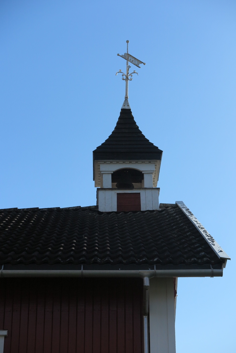 Klokketårnet på Stafseng har buet telttak og innslag av sveitserstil og empirestil. Tårnet er plassert på stabburet, og er i god stand.