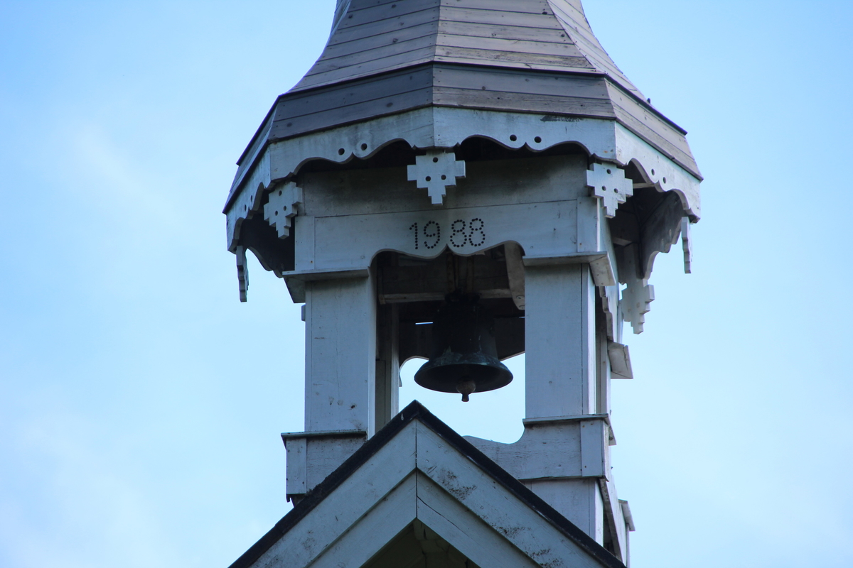 Tårnet på Koss står på stabburet og har hjelmformet tak med sveitserstildekor. Tårnet kan dateres til 1864. I 1988 ble tårnet omfattende restaurert i og med at det falt ned grunnet dårlig stand. Tårnet har tidligere vært i bruk i forbindelse med pinse. 
På værhanen står initialene «18 JMAM 64»