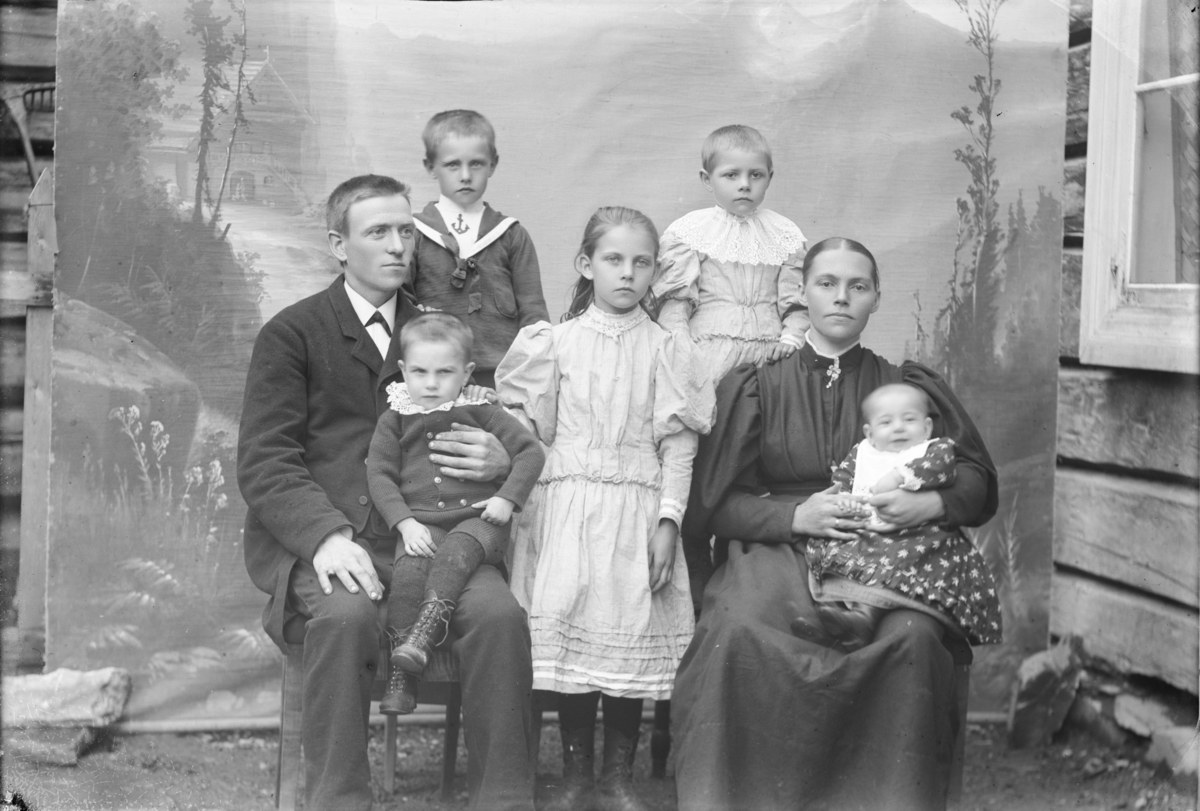 Mathias Olsen med kone og fem barn.