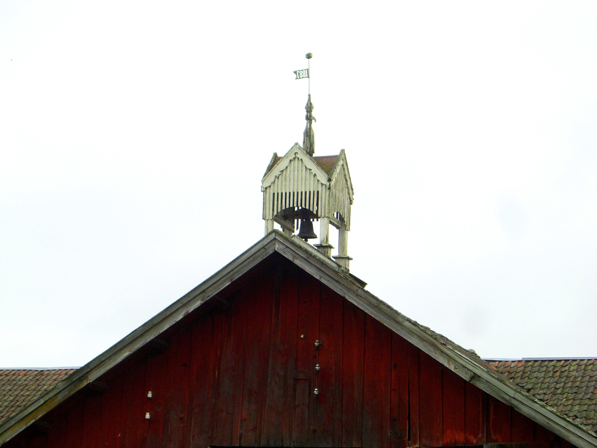 Klokketårnet på Imset har kryssformet saltak (lanterneform) og trekk av både sveitserstil og empirestil. Klokketårnet står på låven, og er i dårlig stand (restaurering var planlagt da registreringen ble gjort i 2016).