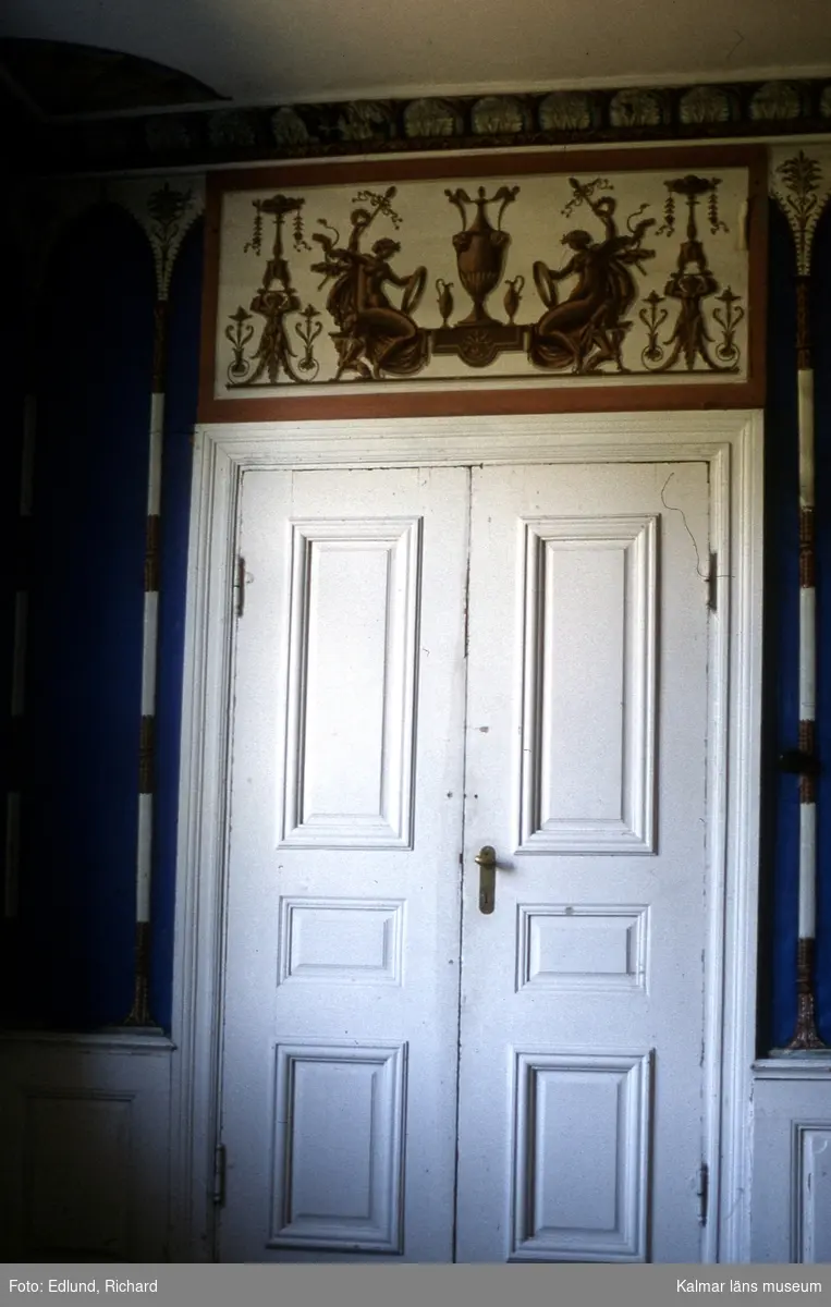 Målat dörröverstycke från 1700-talet i Berga gård.