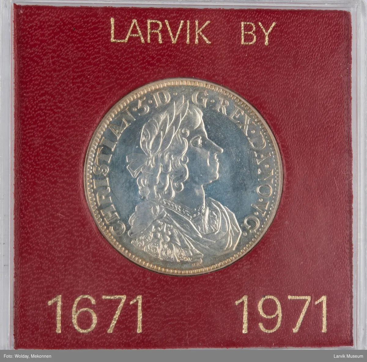 Forside: Christian 5 - D.
Bakside: Larvik - Gyldenløves by 300 år 1671 - 1971. Skjold i midten.
Myntomslat: Larvik by 1671 - 1971