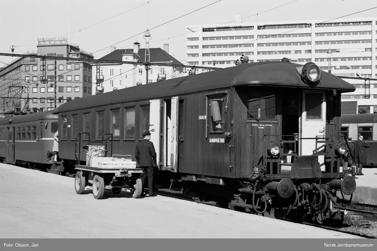 Innlasting av stykkgods og reisegods i godsrommet på et lokaltog på Oslo V. Motorvognsett type 65.