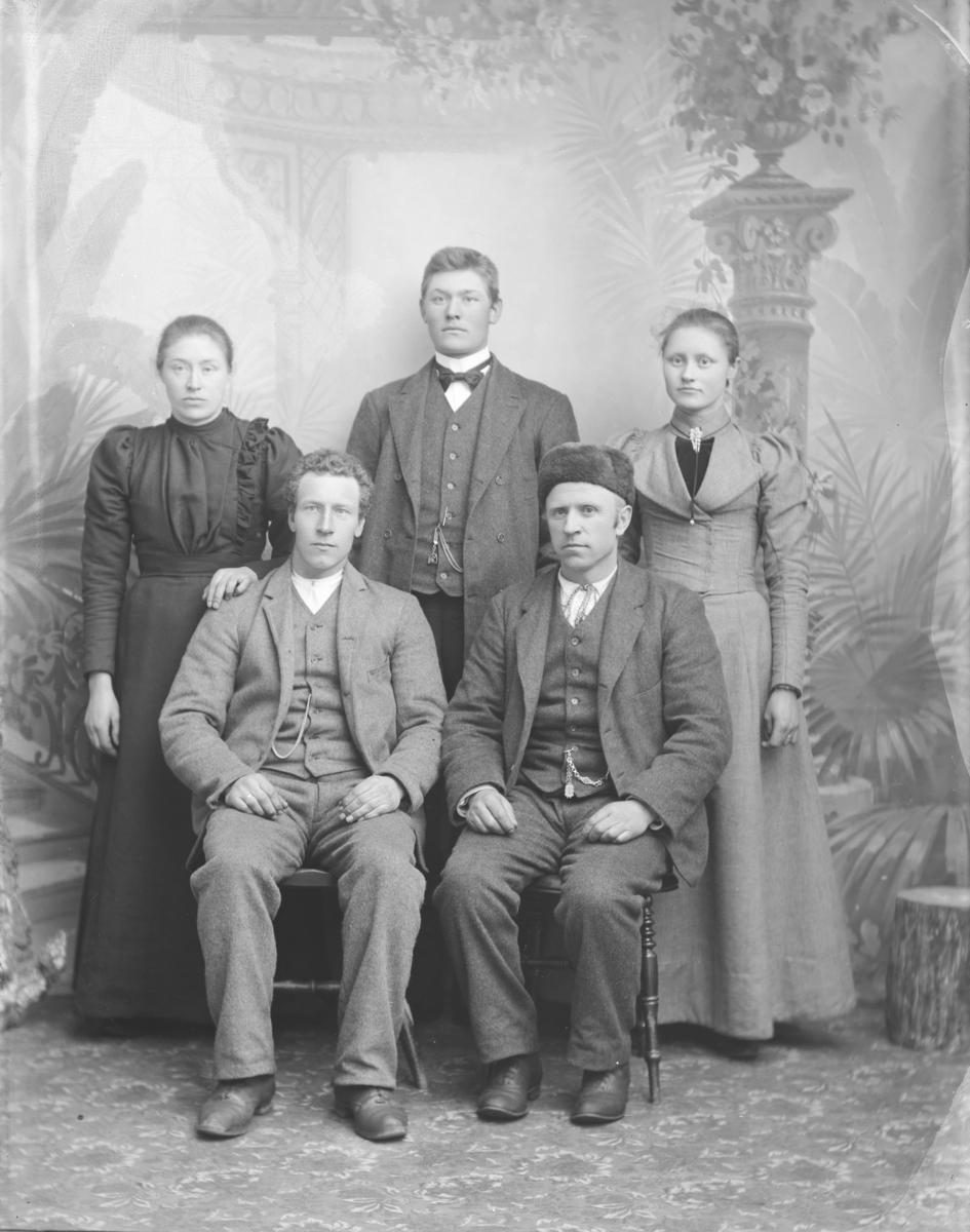 Gruppebilde, Ingvald Tofte med kvinner og menn. Bak fra høyre Maria Tofte og Ingvald Tofte