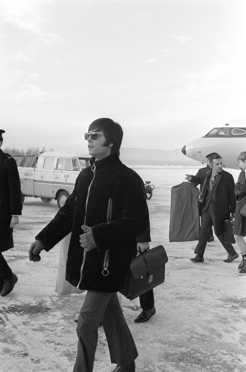 Popsanger Cliff Richard ankommer Fornebu på vei til konsert i Bergen. Cliff på vei til flyet som skal frakte ham til Bergen.