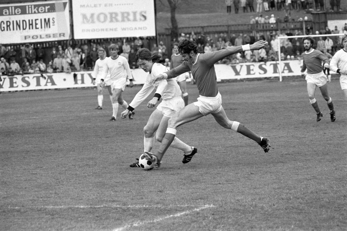 Strømsgodset spiller fotballkamp på Brann stadion i Bergen, mai 1971. Strømsgodset i lyse drakter. Tor Henriksen (Strømsgodset) i duell med ballen.