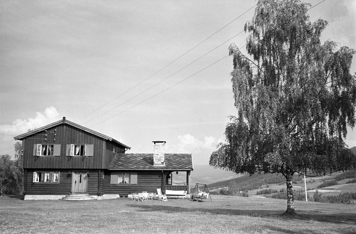 Bonde og tidligere motstandsmann Israel Krupp driver gård i Sør-Fron i Gudbrandsdalen. Israel Krupp i hammocken  utenfor huset. Bjerketre til høyre.