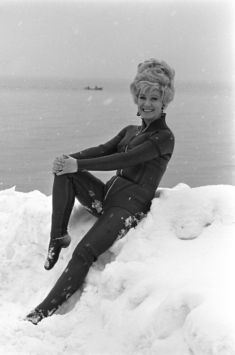 Sølvi Wang filmes i froskedrakt og badekar ved Sjøstrand Bad i Slemmestad i forbindelse med opptakene til TV-programmet "That's entertainement" som hun vant Chaplin-prisen for i Montreux.