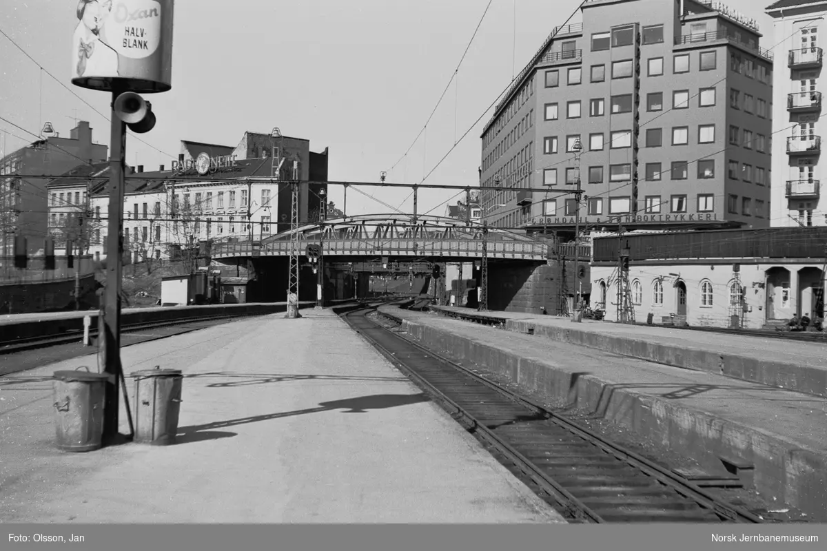 Plattformer og spor på Oslo Vestbanestasjon. I bakgrunnen "Strupen"; skjæringen mellom Oslo V og Filipstad.