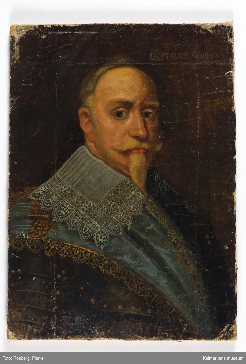 Porträtt av Gustav II Adolf, bröstbild, face höger. Rustning, blått tygstycke med förgyllda spetsar draperade över höger axel, stor vit spetskrage.