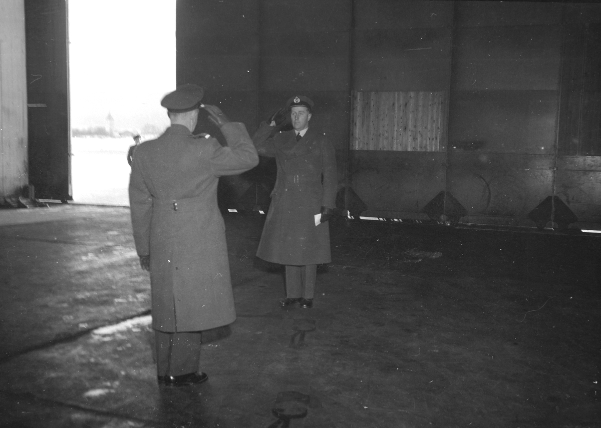 Oberst Edwin Manshaus overtar kommanoen på Værnes flyplass