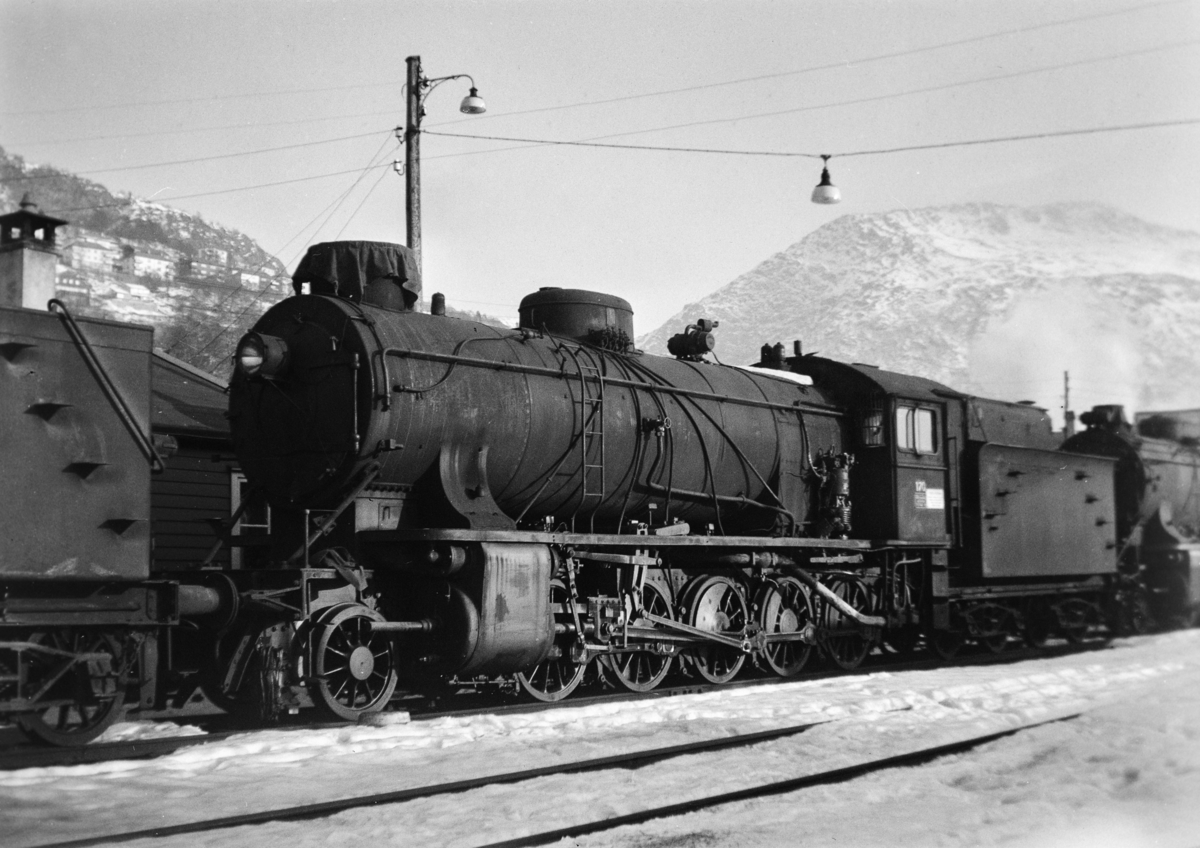 Damplokomotiv type 39a nr. 170 hensatt på Bergen stasjon før opphugging
Hugget hos Einar Cook, Nyhavn, Bergen, august 1960.