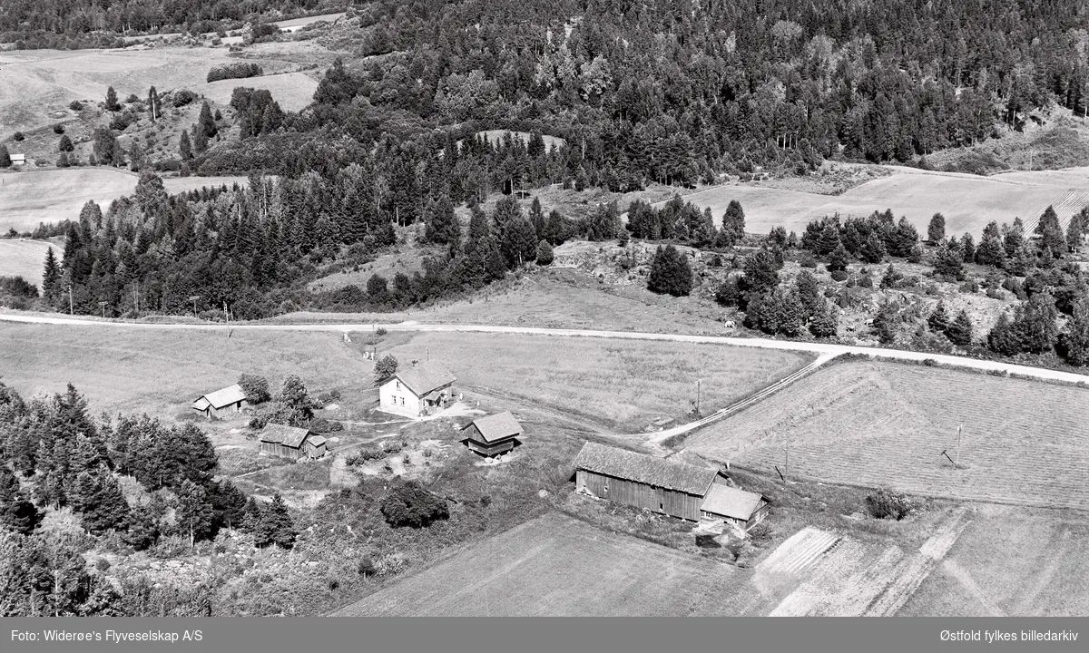 Oversiktsbilde over gården Orderud 8/9 i Rødenes, Marker flyfoto fra 1953.
