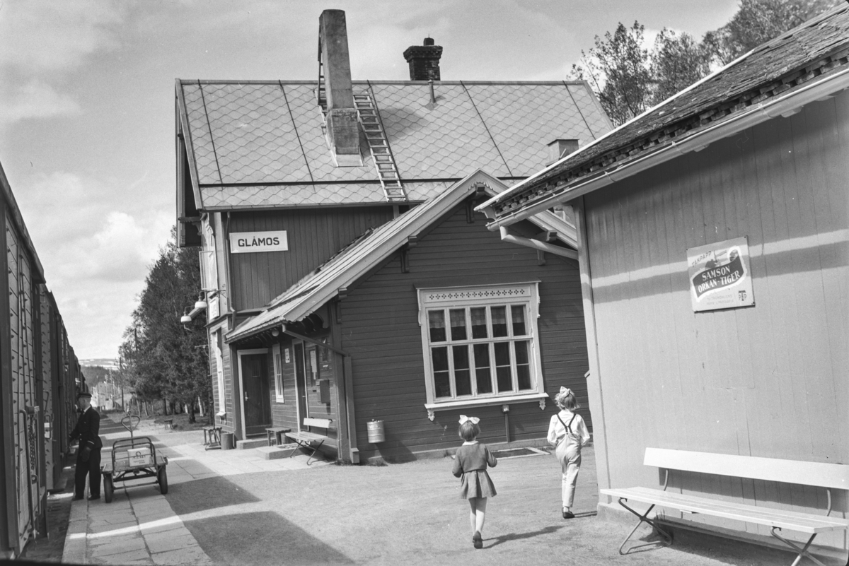 Underveisgodstoget fra Trondheim til Hamar over Røros, tog 5712, på Glåmos stasjon. Av- og pålessing av stykkgods.