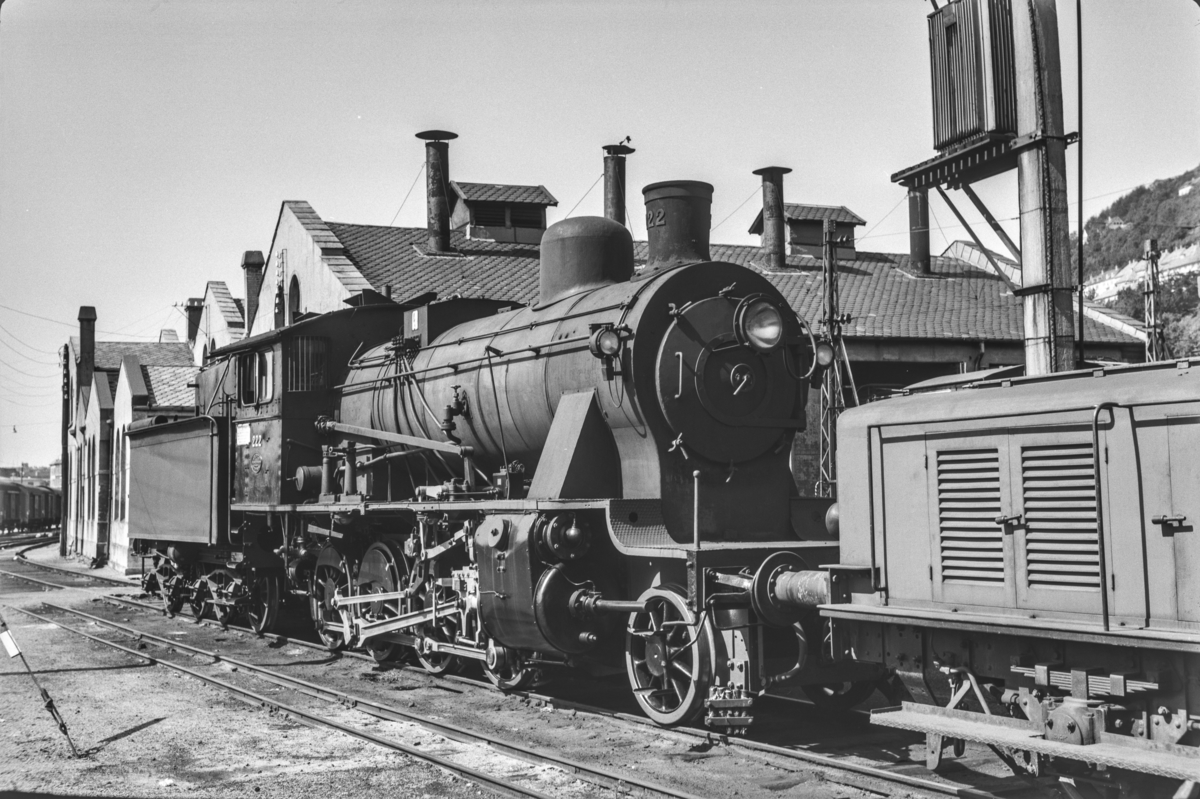 Damplokomotiv type 24b nr. 222 ved lokomotivstallen i Bergen.