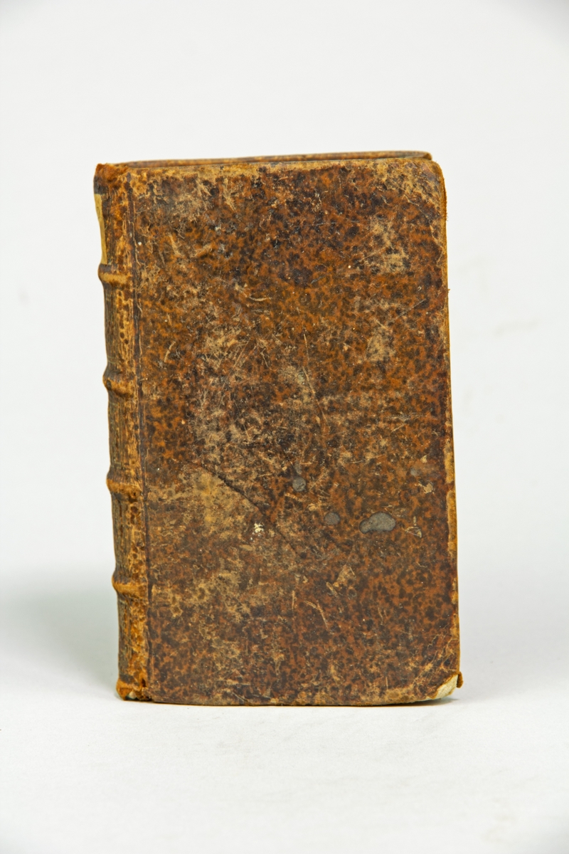 Bok, helfranskt band, "Voyage d´Espagne", tryckt hos Pierre Marteau i Köln 1667.
Skinnband med blindpressad och guldornerad rygg i fyra upphöjda bind, titelfält med blindpressad titel samt påklistrad pappersetikett. Med rödstänkt snitt.