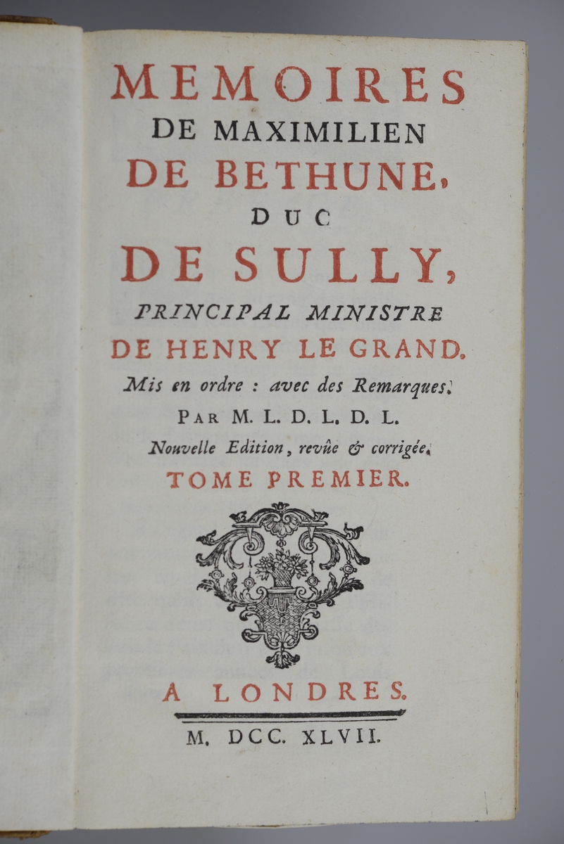 Bok, halvfranskt band, "Mémoires de Maximilien de Béthune, Duc de Sully..." del 1, skriven av Pierre  de Mathurin, tryckt i London 1747.
Band med stänkt papper, blindpressad rygg i fyra upphöjda bind, titelfält med blindpressad, guldpräglad titel, fält med volymens nummer samt påklistrad pappersetikett. Med stänkt snitt.