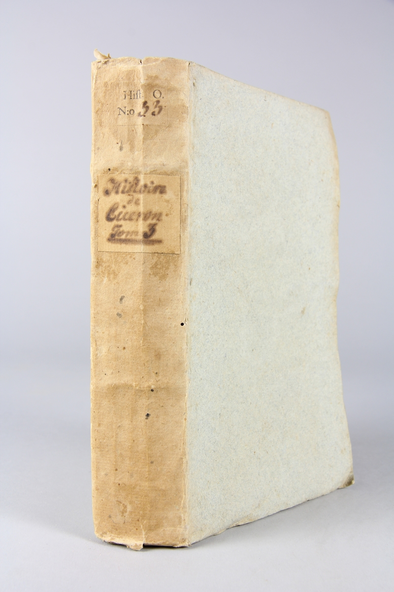 Bok, pappband "Histoire de Cicéron", del 3, tryckt 1749 i Paris. Pärmar av blågrått papper, oskuret snitt. Blekt rygg med etikett med volymens titel och samlingsnummer.