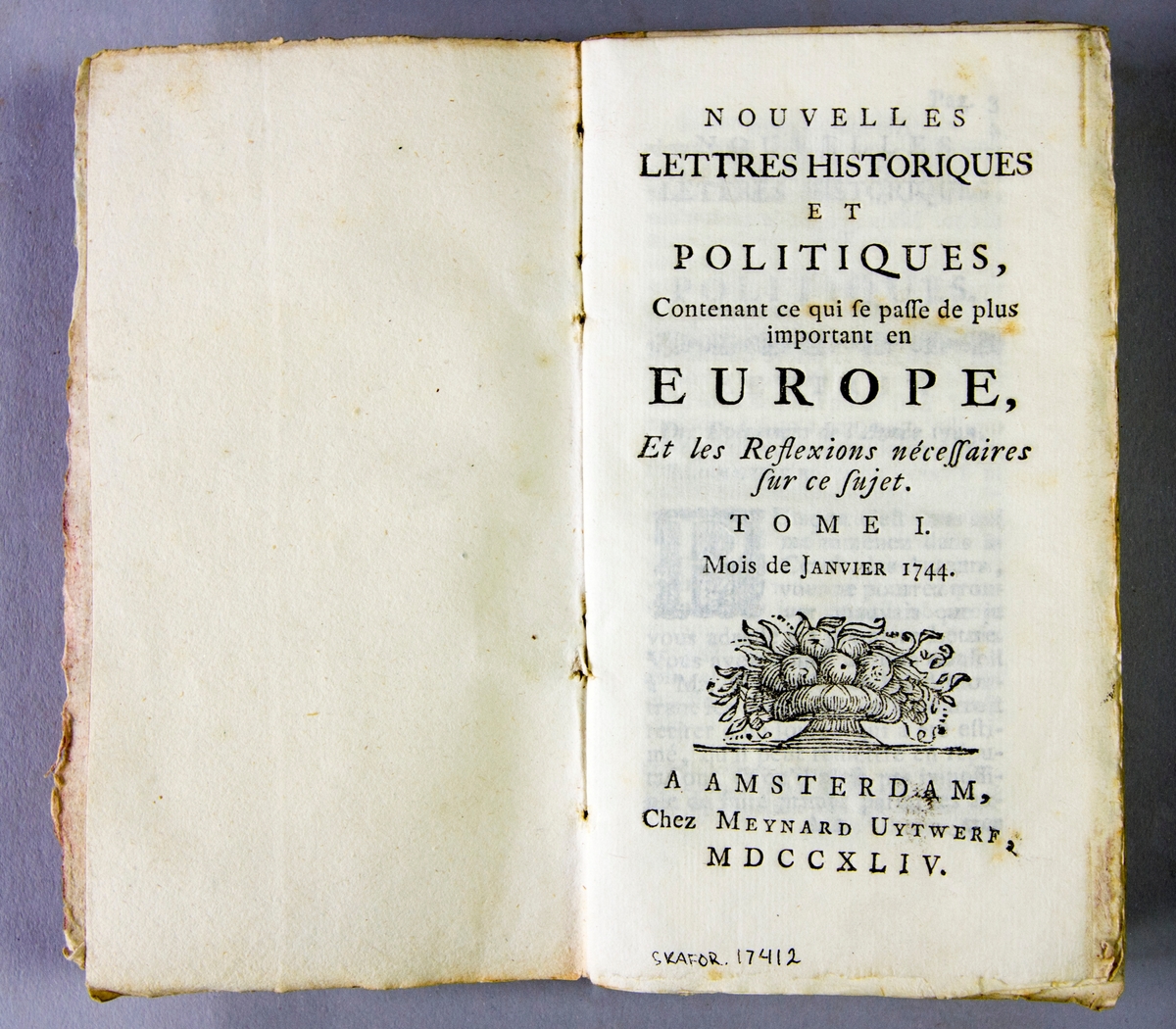 Bok, pappband, "Nouvelles lettres historiques et politiques", del 1, tryckt 1744 i Amsterdam. Pärmar av marmorerat papper, blekt rygg med påklistrade etiketter med titel och samlingsnummer. Oskuret snitt, ouppskuren.