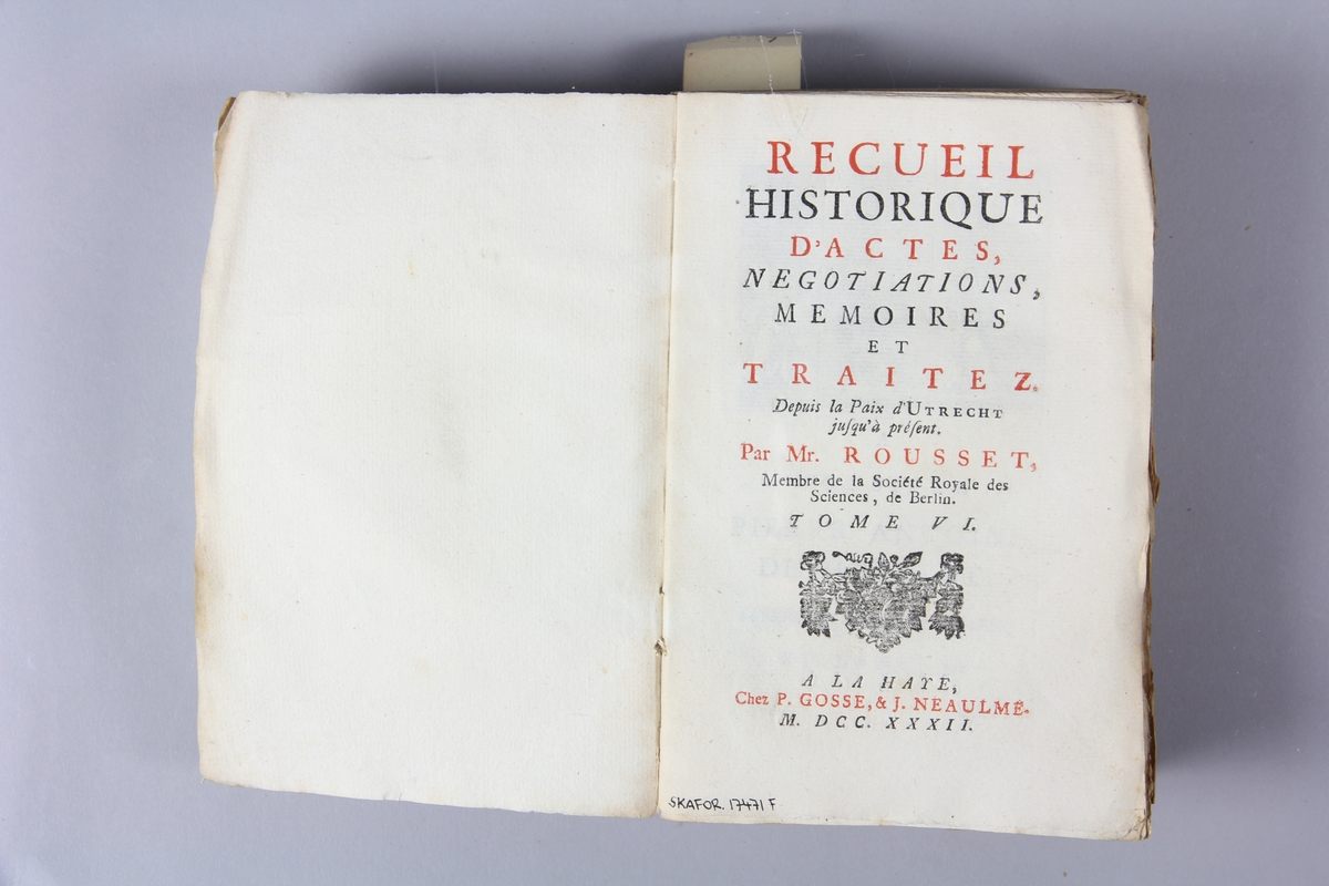 Bok, häftad, "Recueil historiques...depuis la paix d´Utrecht", del 6, tryckt 1732 i Haag.
Pärm av marmorerat papper, oskuret snitt. Blekt rygg med etikett med titel och samlingsnummer.