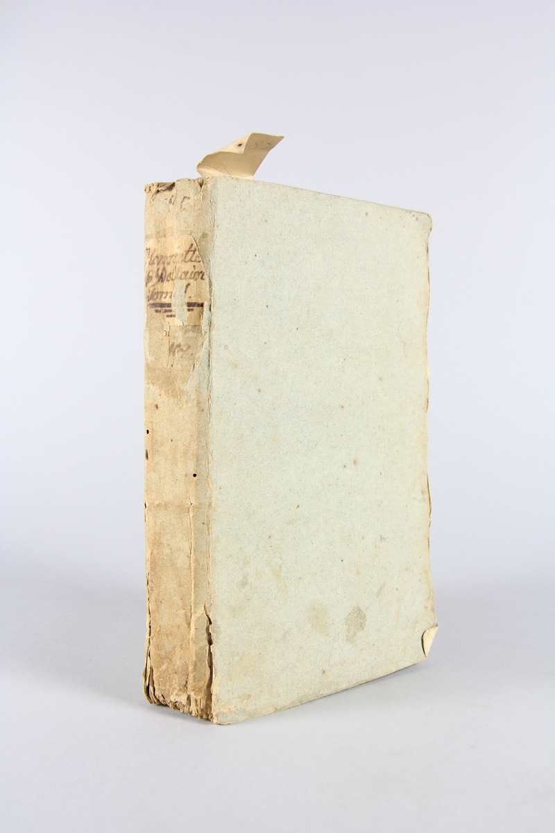Bok, pappband, "Henriette", del 1, tryckt 1760 i Amsterdam. Pärmar av  gråblått papper, rygg med etikett med bokens titel, delvis svårtolkad. Oskuret snitt. Anteckning om inköp på pärmens insida.