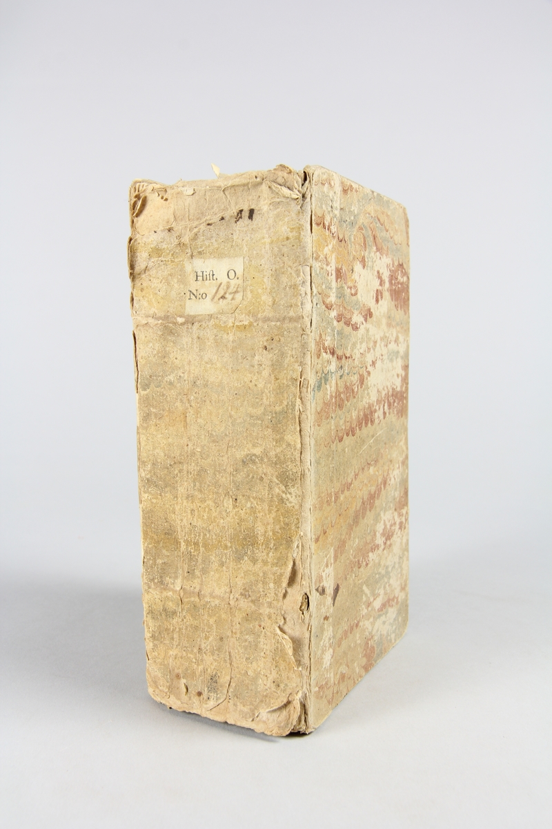 Bok, pappband, "Vollständige Geographie", del 2, tryckt 1735 i Hamburg, Frankfurt och Leipzig. Pärmar klädda med marmorerat papper, blekt rygg med etikett. Skuret snitt.